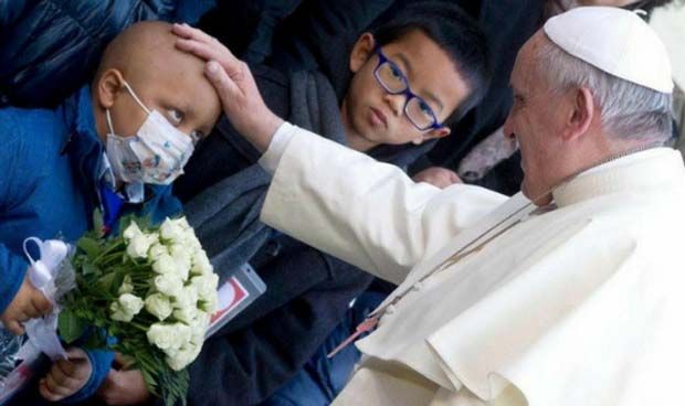 El Papa lanza un mensaje para defender la dignidad de todos los pacientes
