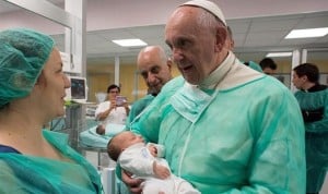 El papa 'santifica' la labor de las enfermeras
