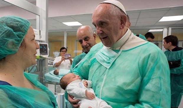 El papa 'santifica' la labor de las enfermeras