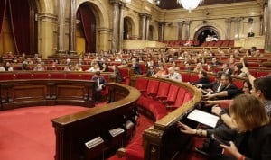 El Parlament aprueba equiparar las condiciones de todos los sanitarios