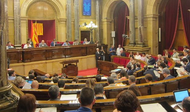 El Parlament aprueba la devolución de la paga extra a sus sanitarios