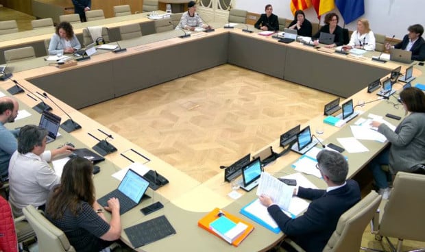 El Parlament pide al Govern que impulse un programa de apoyo y cuidado de los profesionales de enfermería