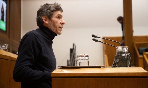 Jon Hernández, parlamentario de Elkarrekin Podemos-IU en el Parlamento Vasco, ha defendido la PNL con la cual instaba al Gobierno Vasco a considerar la puesta en marcha de la exclusividad en Osakidetza
