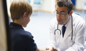 El pediatra está amparado para negar la asistencia a hijos de antivacunas