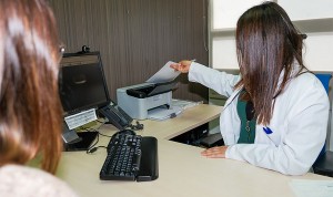 Una médica pasa consulta en un momento marcado por el pico de contagios de covid y gripe. 