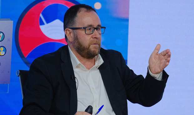  Jaime Jesús Pérez, presidente de la AEV, desde la que reclaman mayor apoyo al desarrollo de vacunas y coordinación entre Sanidad y CCAA