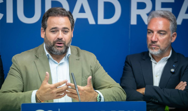  El presidente del Partido Popular de Castilla-La Mancha, Paco Núñez, y el vicesecretario nacional del PP, Elías Bendodo, reivindican la carrera profesional. 