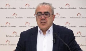  El portavoz parlamentario del Partido Regionalista de Cantabria (PRC), Pedro Hernando, en rueda de prensa.