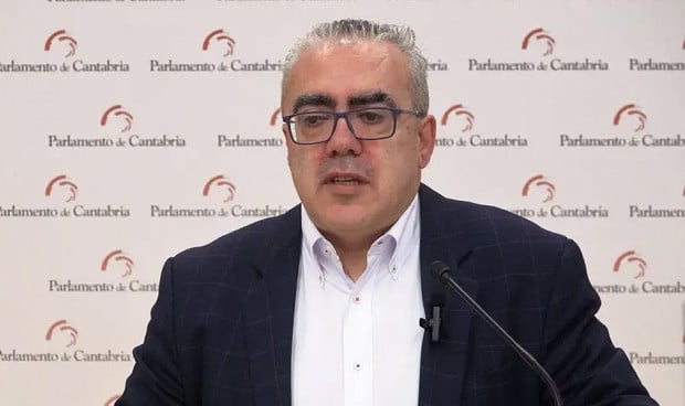  El portavoz parlamentario del Partido Regionalista de Cantabria (PRC), Pedro Hernando, en rueda de prensa.