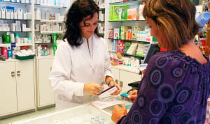 Una farmacéutica atiende a un paciente
