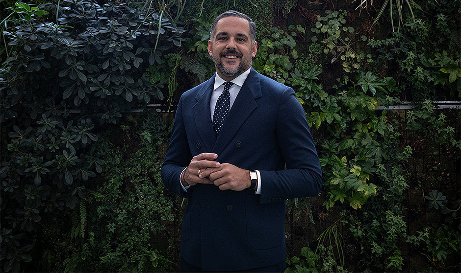 El secretario de Sanidad del PSOE, Kilian Sánchez, que dice que el gasto en defensa del 5% perjudicaría al sector biomédico