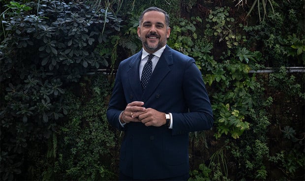 El secretario de Sanidad del PSOE, Kilian Sánchez, que dice que el gasto en defensa del 5% perjudicaría al sector biomédico