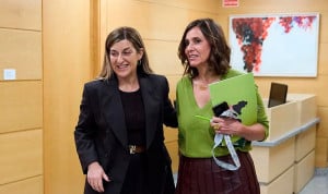 La presidenta de Cantabria, María José Sáenz de Buruaga, y la candidata electoral del PRC, Paula Fernández.