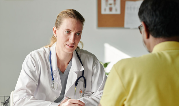  Una médica atiende a su paciente.