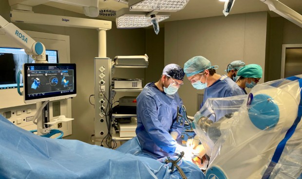 El robot ROSA en prótesis de rodilla "anticipa una revolución" en cirugía