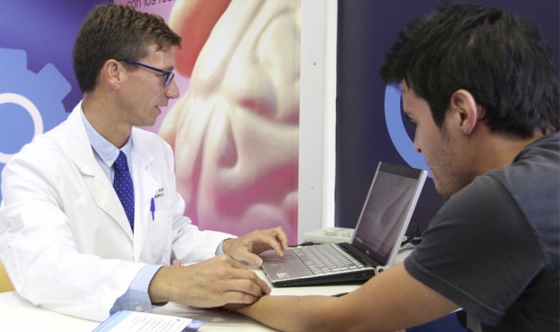 Un médico aclara qué perjuicios supone para el SNS que algunos pacientes vayan al médico sin necesitarlo