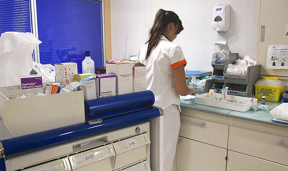 El salto del TCAE al rol enfermero exige estudiar "anatomía y patología"