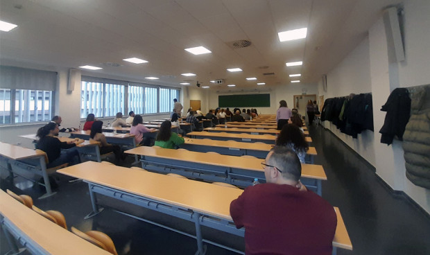 Aspirantes a una plaza fija en el SAS realizan en un aula el examen del concurso-oposición. 