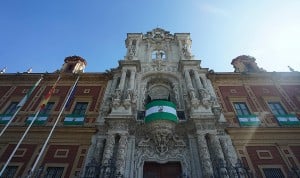 Fachada de la sede de la Junta de Andalucía, donde se ha acordado el plan para reducir listas de espera con la privada. 