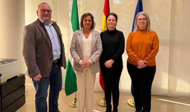 Catalina García  en la reunión con el Colegio Profesional de Podólogos de Andalucía