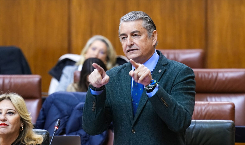El consejero de Sanidad de Andalucía, Antonio Sanz, anuncia una subida de sueldo en el SAS. 