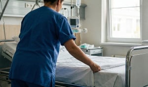 Una TCAE ejerciendo su labor.