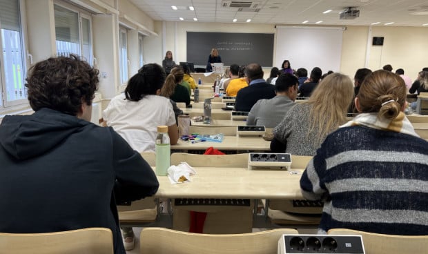  Sanitarios en un examen.