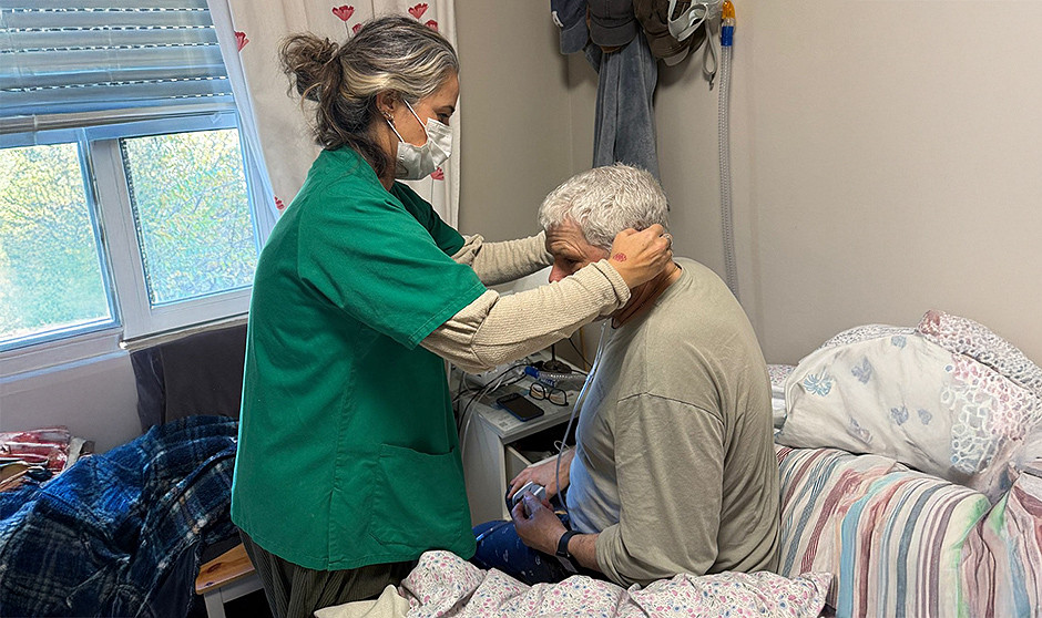 Una enfermera atendiendo a un paciente.