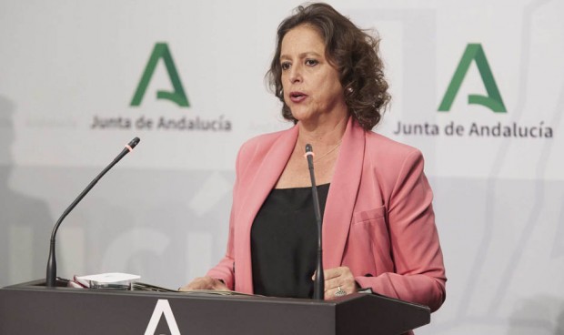  Catalina García, consejera de Sanidad de Andalucía, firma un acuerdo para Atención Primaria.