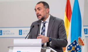 El conselleiro de Sanidade, Julio García Comesaña, ha justificado la "legalidad" del empleo de las adjudicaciones sin publicidad.