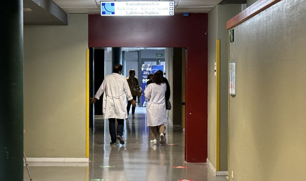  Sanitarios caminan por los pasillos de un hospital. 