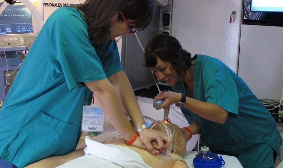 Personal sanitario haciendo prácticas.