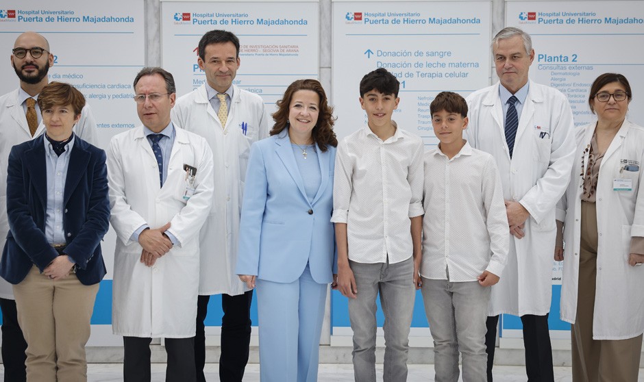  Fátima Matute con el equipo médico que trato a Jordi, un niño de 14 años con acalasia tipo II