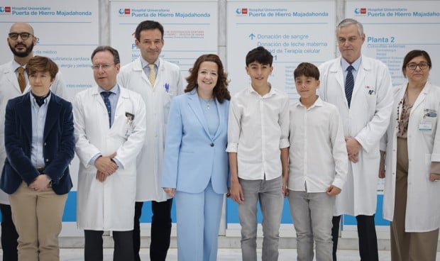  Fátima Matute con el equipo médico que trato a Jordi, un niño de 14 años con acalasia tipo II