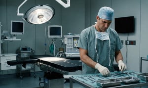 Un médico prepara el material en el quirófano.