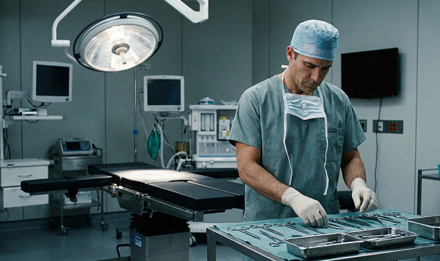 Un médico prepara el material en el quirófano.