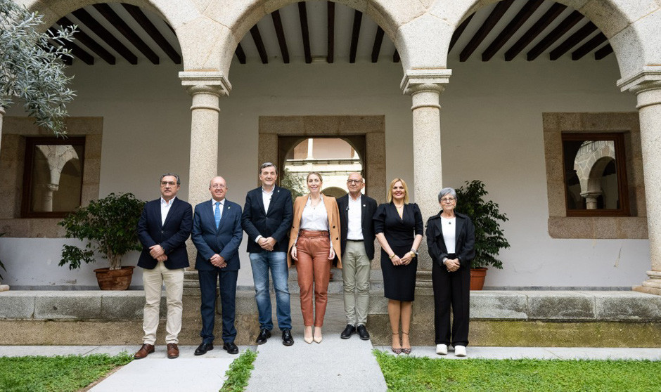 Extremadura firma un acuerdo con los sindicatos y pagará en la nómina de abril el primer pago de la deuda del gobierno anterior.