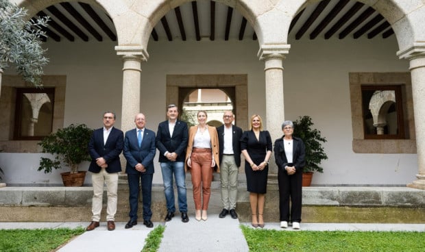 Extremadura firma un acuerdo con los sindicatos y pagará en la nómina de abril el primer pago de la deuda del gobierno anterior.