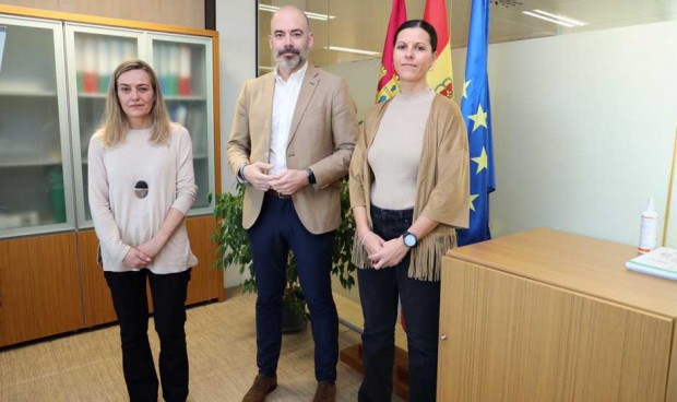 Reunión de Iñigo Cortázar, María del Mar Navarro López y María del Mar Martínez.