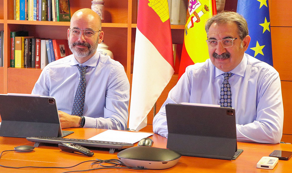 Íñigo Cortázar, director general de Recursos Humanos y Transformación del Sescam, junto a Jesús Fernández, consejero de Sanidad de Castilla-La Mancha