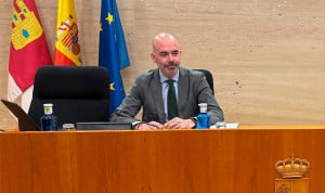 El director general de Recursos Humanos del Sescam, Íñigo Cortazar, anuncia novedades en Las Cortes