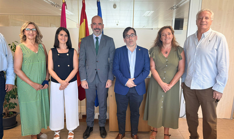 El director de Recursos Humanos del Sescam, Íñigo Cortázar, recibe a la delegación del Consejo de Médicos de Castilla-La Mancha. 