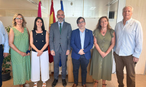 El director de Recursos Humanos del Sescam, Íñigo Cortázar, recibe a la delegación del Consejo de Médicos de Castilla-La Mancha. 
