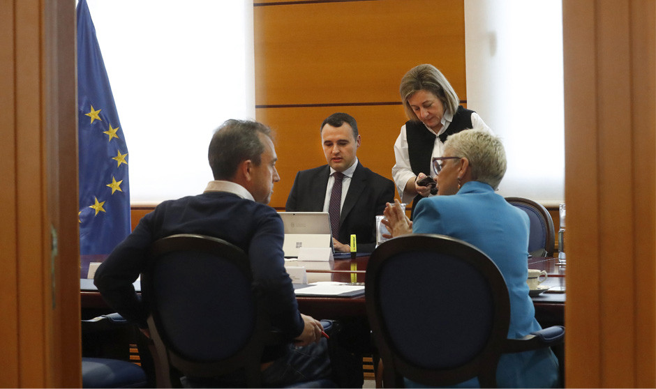 La consejera de Salud de Asturias, Concepción Saavedra, conversa durante el Consejo de Gobierno en el que se decide la OPE del Sespa. 