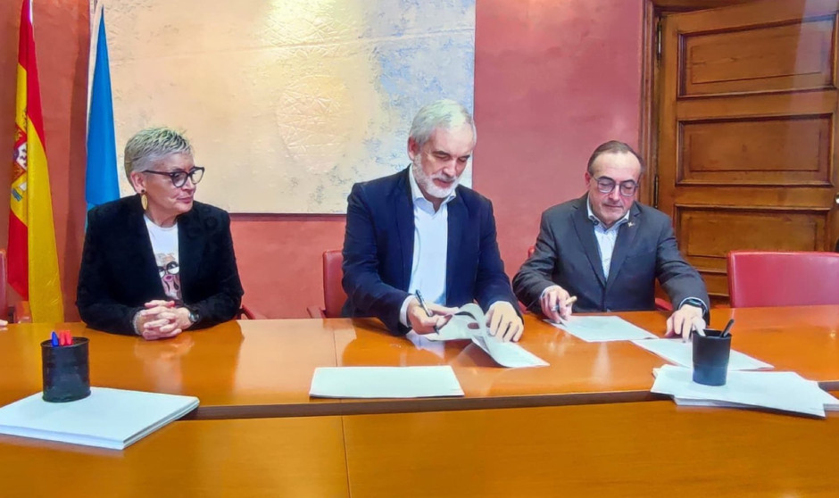  La consejera de Salud del Principado de Asturias, Concepción Saavedra; el gerente del Sespa, Aquilino Alonso; y el secretario general del Simpa, José Antonio Vidal.