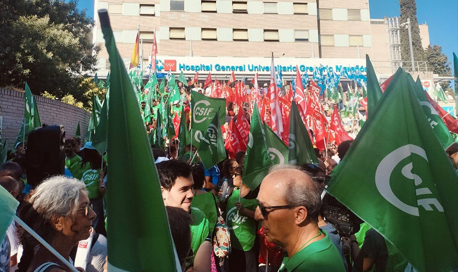 Miles de profesionales sanitarios se han concentrado para reivindicar mejoras del Estatuto Marco. 