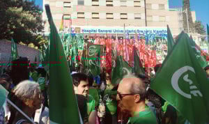 Miles de profesionales sanitarios se han concentrado para reivindicar mejoras del Estatuto Marco. 