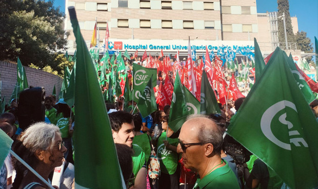 Miles de profesionales sanitarios se han concentrado para reivindicar mejoras del Estatuto Marco. 