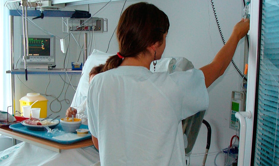 El sueldo enfermero aumenta más del 60% al 'copiar' el horario del médico