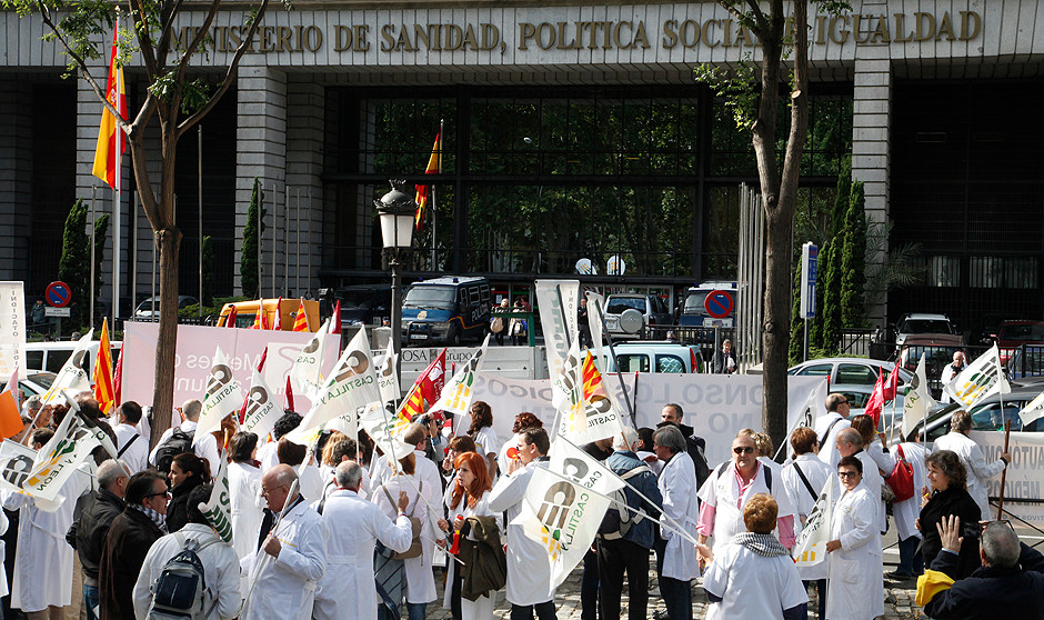 Los médicos protestan contra el empeoramiento de sus condiciones laborales.